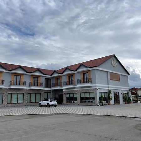 House Of Horses Shtepia E Kuajve Hotel คอร์เชอ ภายนอก รูปภาพ