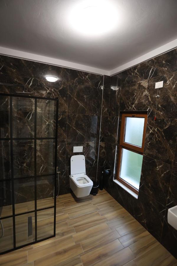 House Of Horses Shtepia E Kuajve Hotel คอร์เชอ ภายนอก รูปภาพ