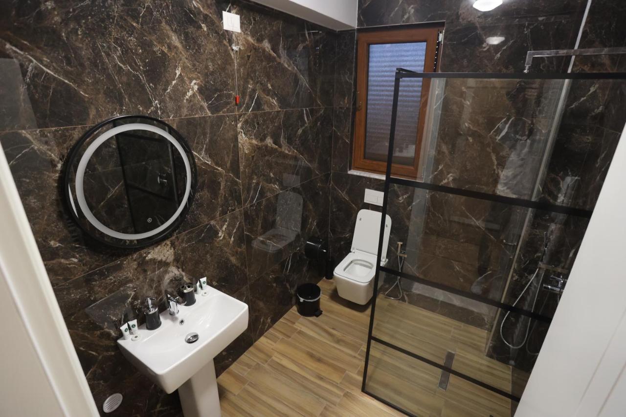 House Of Horses Shtepia E Kuajve Hotel คอร์เชอ ภายนอก รูปภาพ