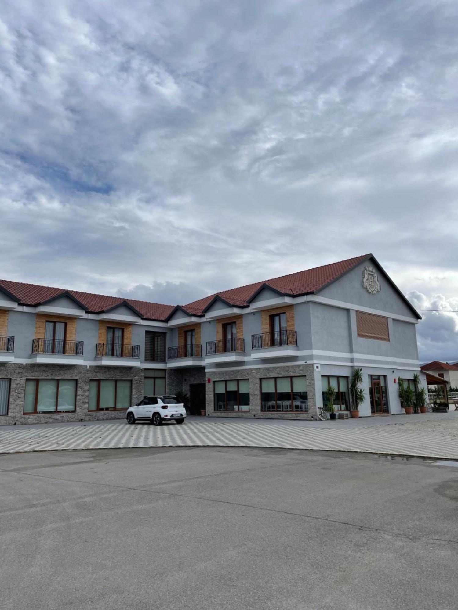 House Of Horses Shtepia E Kuajve Hotel คอร์เชอ ภายนอก รูปภาพ