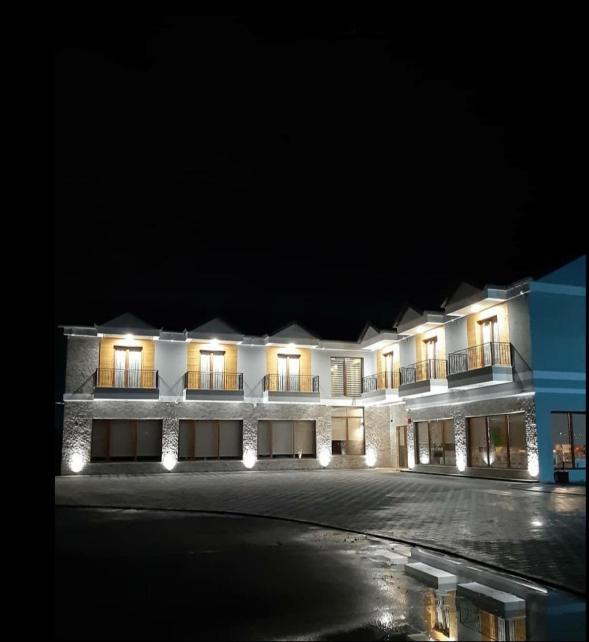 House Of Horses Shtepia E Kuajve Hotel คอร์เชอ ภายนอก รูปภาพ